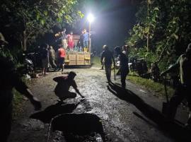 Gotong Royong Tambal Jalan Berlubang